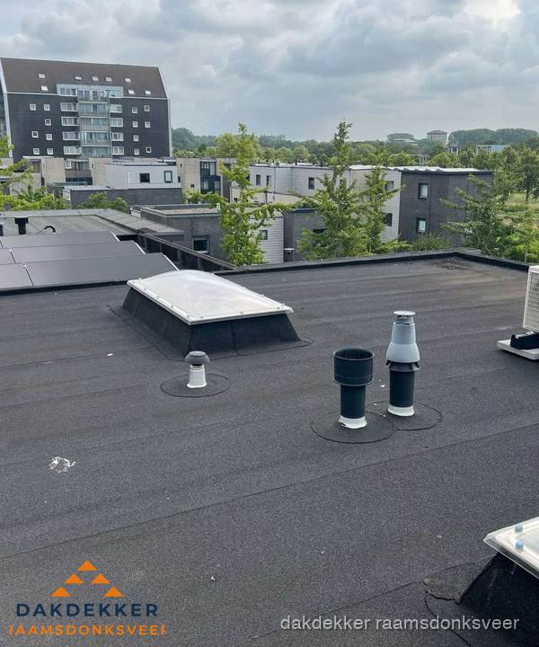 Groot plat dak met lichtkoepel en dakdoorvoeren in Raamsdonksveer Groot plat dak met lichtkoepel en dakdoorvoeren in Raamsdonksveer