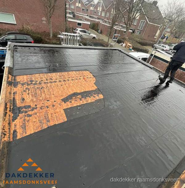 Dakdekker brengt EPDM dakbedekking aan op plat dak in Raamsdonksveer Dakdekker brengt EPDM dakbedekking aan op plat dak in Raamsdonksveer