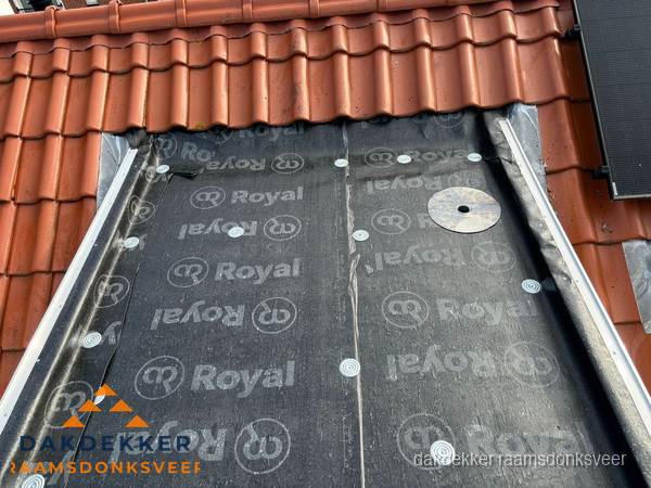 Nieuw dak met dakpannen en Royal onderlaag bij woning in Raamsdonksveer Nieuw dak met dakpannen en Royal onderlaag bij woning in Raamsdonksveer