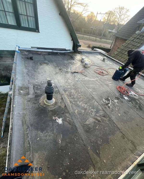 Dakdekker verhelpt daklekkage op plat dak in Raamsdonksveer Dakdekker verhelpt daklekkage op plat dak in Raamsdonksveer