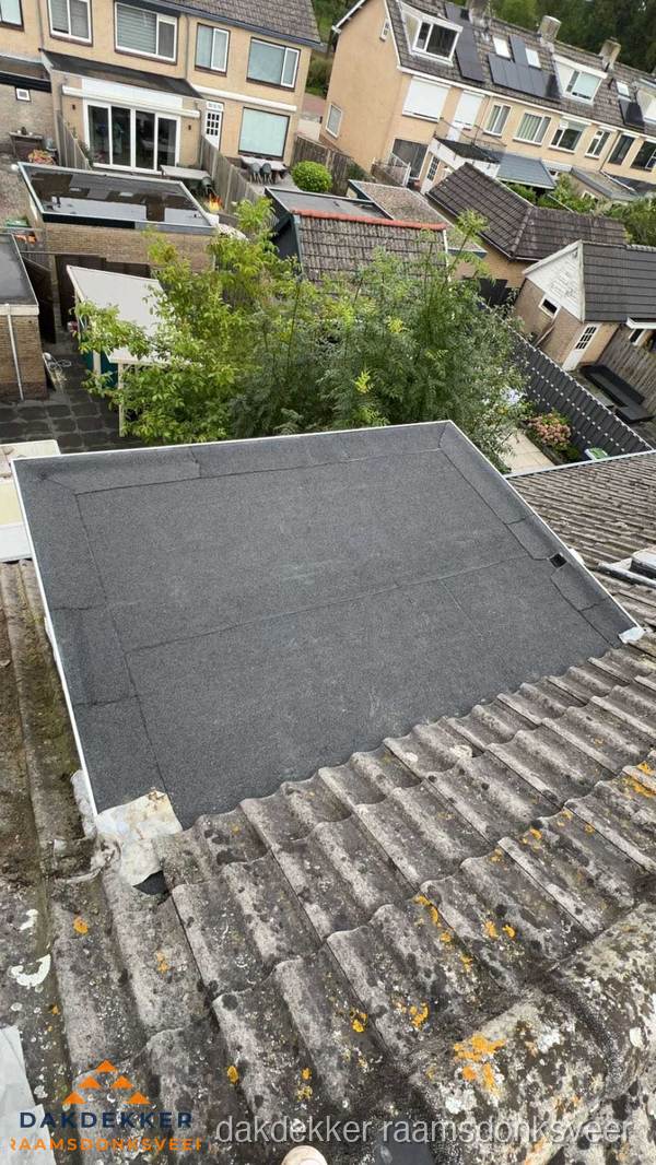 Plat dak aanbouw met bitumen dakbedekking in woonwijk Raamsdonksveer Plat dak aanbouw met bitumen dakbedekking in woonwijk Raamsdonksveer
