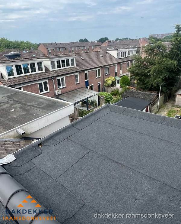 Vernieuwd plat dak met bitumen in woonwijk in Raamsdonksveer Vernieuwd plat dak met bitumen in woonwijk in Raamsdonksveer
