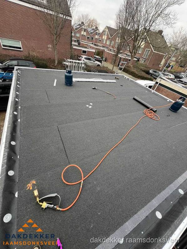 Afgewerkte dakrenovatie met bitumen op plat dak in Raamsdonksveer Afgewerkte dakrenovatie met bitumen op plat dak in Raamsdonksveer