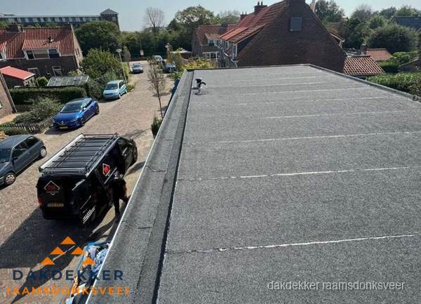 Nieuw bitumen plat dak met uitzicht over woonwijk in Raamsdonksveer Nieuw bitumen plat dak met uitzicht over woonwijk in Raamsdonksveer