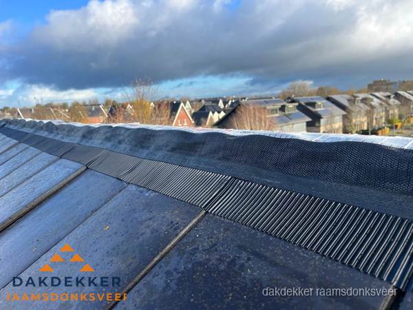 Dakisolatie bij de nok met ventilatieprofiel op schuin dak in Raamsdonksveer Dakisolatie bij de nok met ventilatieprofiel op schuin dak in Raamsdonksveer