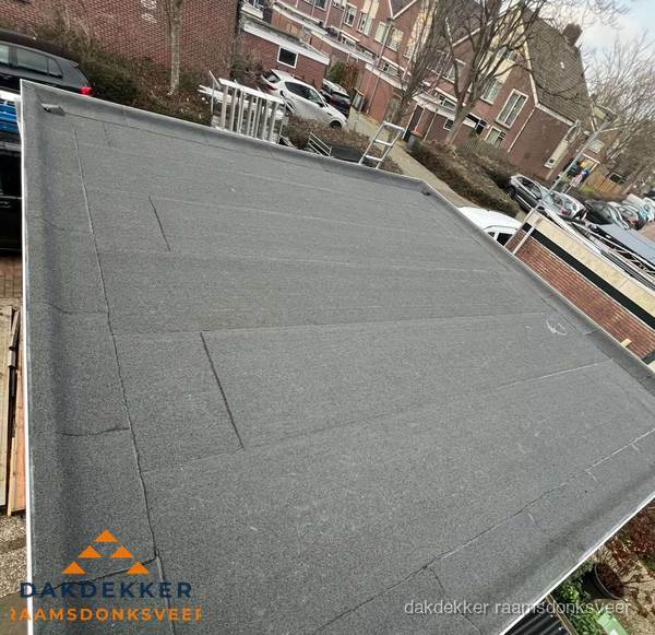 Nieuwe bitumen dakbedekking op plat dak van garage in Raamsdonksveer Nieuwe bitumen dakbedekking op plat dak van garage in Raamsdonksveer