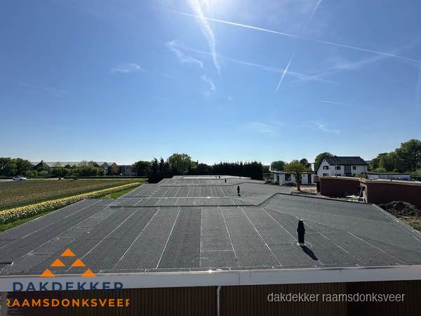 Groot plat dak met bitumen dakbedekking op bedrijfspand in Raamsdonksveer Groot plat dak met bitumen dakbedekking op bedrijfspand in Raamsdonksveer