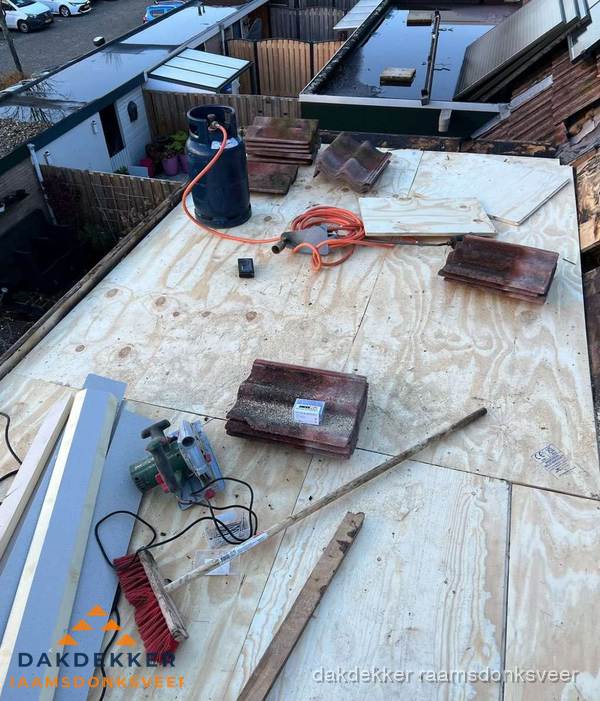 Dakreparatie werkzaamheden op plat dak met gereedschap in Raamsdonksveer Dakreparatie werkzaamheden op plat dak met gereedschap in Raamsdonksveer