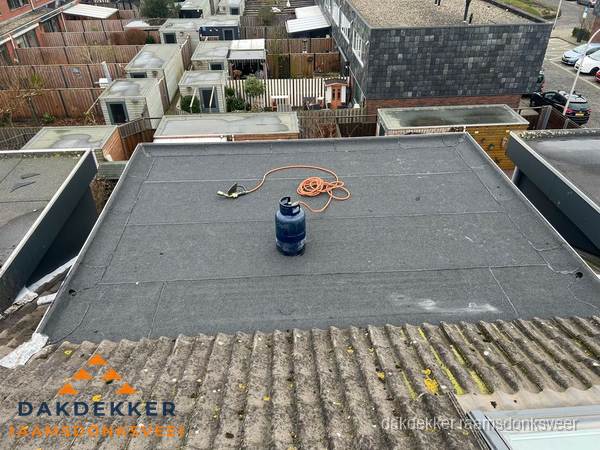 Plat dak met bitumen dakbedekking en brander in Raamsdonksveer Plat dak met bitumen dakbedekking en brander in Raamsdonksveer