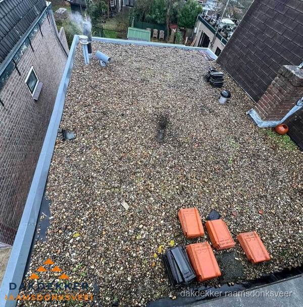 Plat dak met grindballast en dakdoorvoeren in Raamsdonksveer Plat dak met grindballast en dakdoorvoeren in Raamsdonksveer