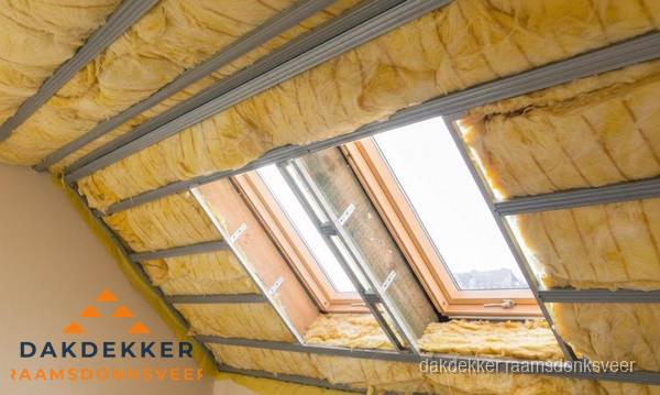 Schuin dak isoleren met glaswol bij dakraam in Raamsdonksveer Schuin dak isoleren met glaswol bij dakraam in Raamsdonksveer