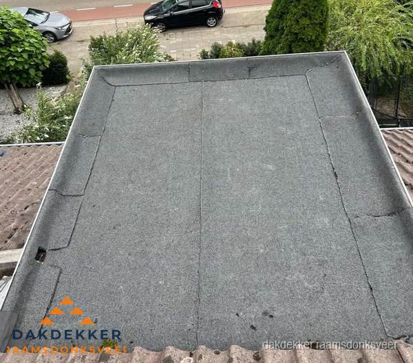 Nieuw aangebrachte bitumen dakbedekking op plat dak in Raamsdonksveer Nieuw aangebrachte bitumen dakbedekking op plat dak in Raamsdonksveer