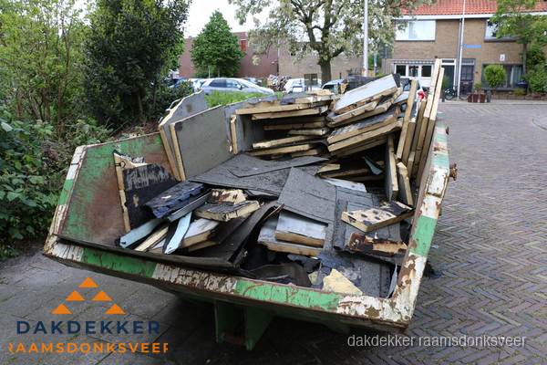 Puincontainer met oud dakmateriaal na dakrenovatie in Raamsdonksveer
