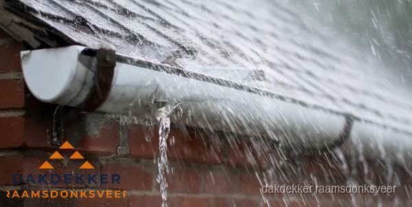 Lekkende dakgoot tijdens regenval in Raamsdonksveer Lekkende dakgoot tijdens regenval in Raamsdonksveer