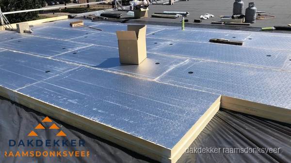 PIR isolatieplaten worden gelegd op plat dak voor dakisolatie in Raamsdonksveer PIR isolatieplaten worden gelegd op plat dak voor dakisolatie in Raamsdonksveer