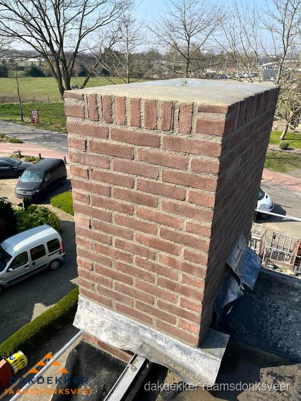 Gemetselde schoorsteen met loodaansluiting op dak in Raamsdonksveer Gemetselde schoorsteen met loodaansluiting op dak in Raamsdonksveer