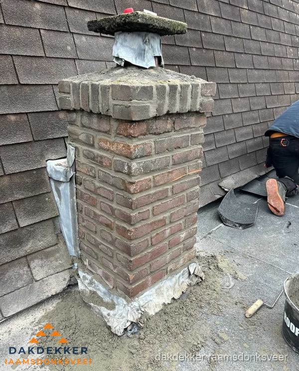 Schoorsteen reparatie met lood en voegwerk op leien dak in Raamsdonksveer Schoorsteen reparatie met lood en voegwerk op leien dak in Raamsdonksveer