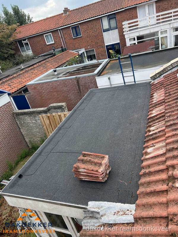 Plat dak aanbouw met bitumen naast schuin pannendak in Raamsdonksveer Plat dak aanbouw met bitumen naast schuin pannendak in Raamsdonksveer