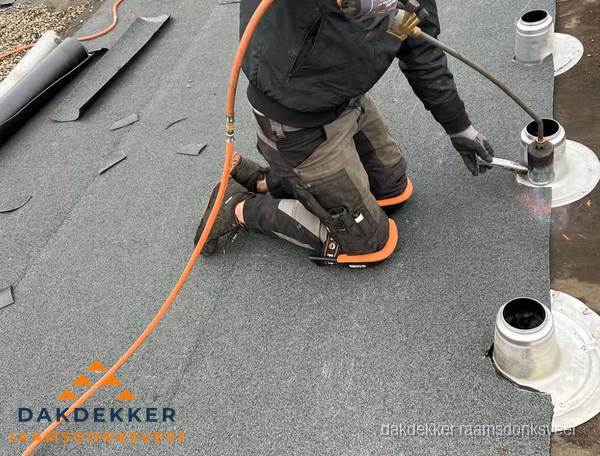 Dakdekker repareert bitumen dakleer bij dakdoorvoer in Raamsdonksveer Dakdekker repareert bitumen dakleer bij dakdoorvoer in Raamsdonksveer