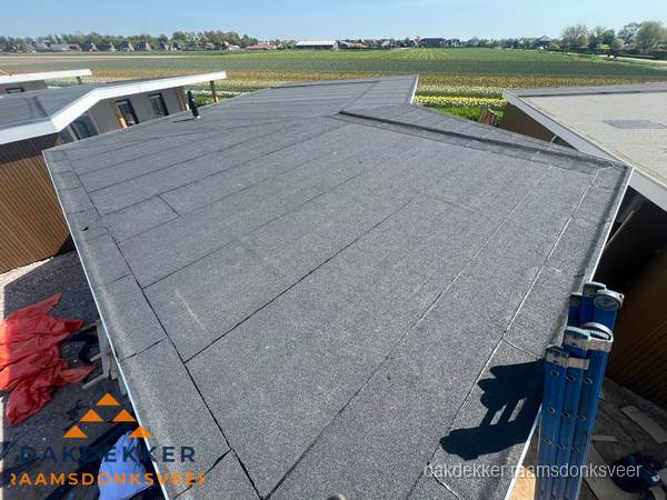 Nieuw bitumen plat dak met uitzicht over landschap in Raamsdonksveer Nieuw bitumen plat dak met uitzicht over landschap in Raamsdonksveer
