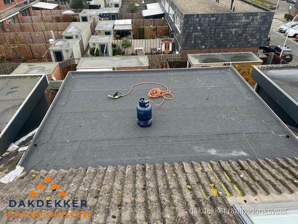 Plat dak met nieuwe bitumen dakbedekking en brandgereedschap in Raamsdonksveer Plat dak met nieuwe bitumen dakbedekking en brandgereedschap in Raamsdonksveer