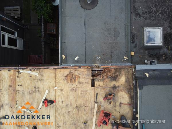 Dakschade en renovatie plat dak vanuit de lucht in Raamsdonksveer