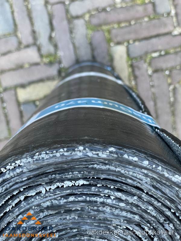 Rol bitumen dakleer met leislag voor plat dak in Raamsdonksveer