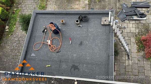 Plat dak met nieuwe bitumen bedekking in Raamsdonksveer Plat dak met nieuwe bitumen bedekking in Raamsdonksveer