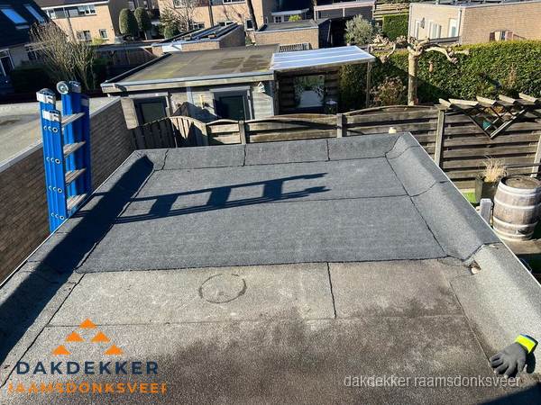 Dakdekker bij bitumen plat dak renovatie in Raamsdonksveer Dakdekker bij bitumen plat dak renovatie in Raamsdonksveer