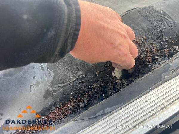 Schade aan bitumen dakbedekking op plat dak in Raamsdonksveer Schade aan bitumen dakbedekking op plat dak in Raamsdonksveer
