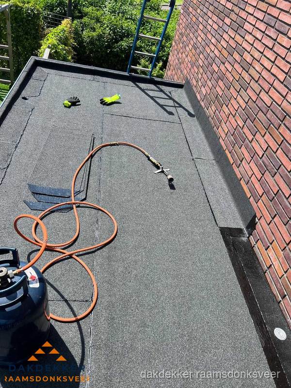 Plat dak met bitumen en brandgereedschap van dakdekkersbedrijf in Raamsdonksveer Plat dak met bitumen en brandgereedschap van dakdekkersbedrijf in Raamsdonksveer