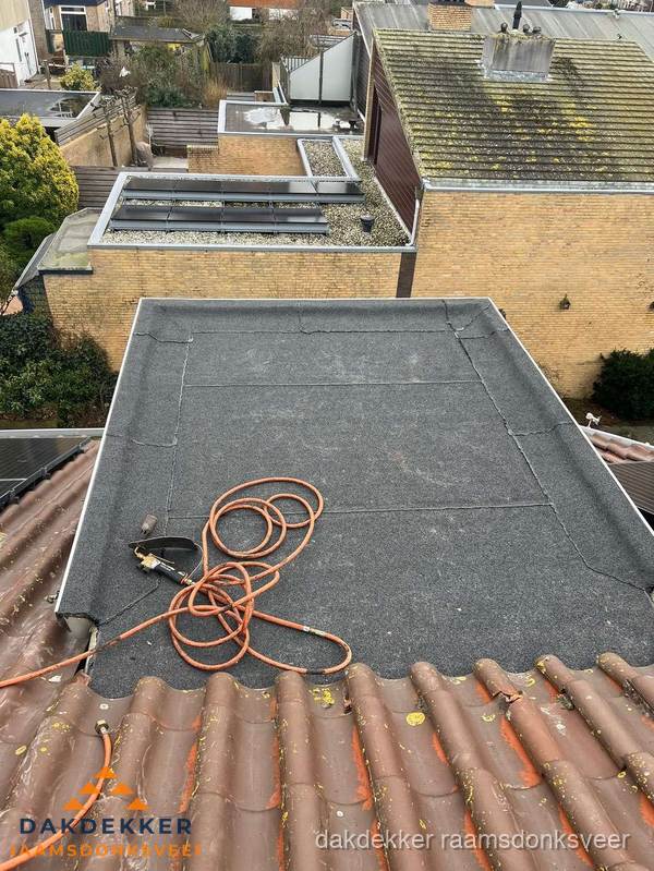 Reparatie aansluiting plat dak en schuin dak in Raamsdonksveer
