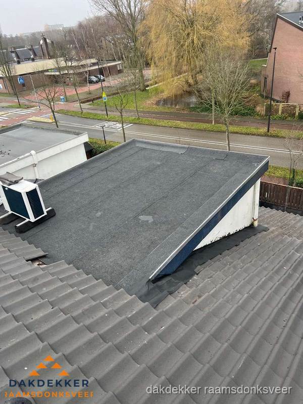 Plat dak met bitumen dakbedekking naast schuin pannendak in Raamsdonksveer Plat dak met bitumen dakbedekking naast schuin pannendak in Raamsdonksveer
