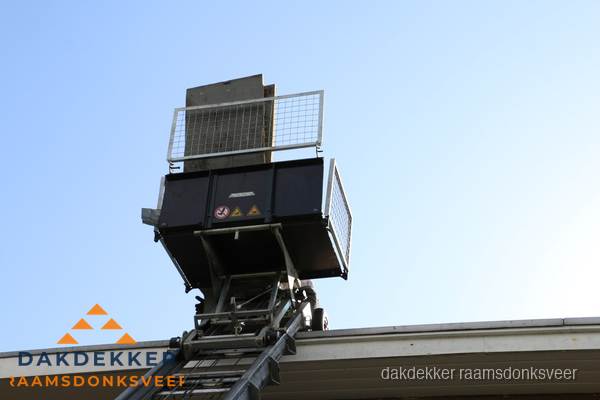 Dakdekkerslift voor materiaal transport bij dakwerkzaamheden in Raamsdonksveer Dakdekkerslift voor materiaal transport bij dakwerkzaamheden in Raamsdonksveer