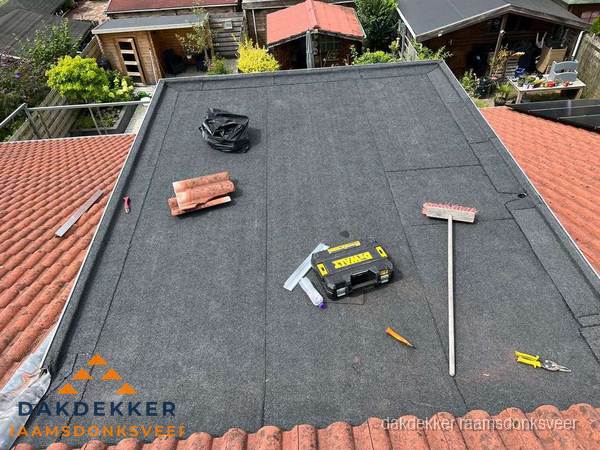 Gereedschap op nieuw plat dak na renovatie in Raamsdonksveer Gereedschap op nieuw plat dak na renovatie in Raamsdonksveer