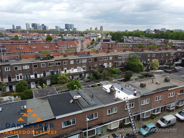 Spoed dakdekker aan het werk op plat dak in woonwijk Raamsdonksveer