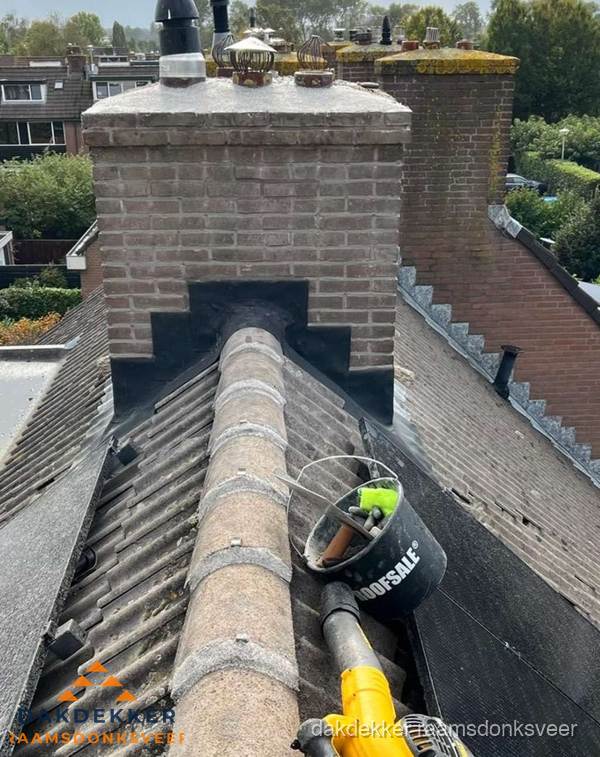 Schoorsteen met loodaansluiting en nokvorst op pannendak in Raamsdonksveer Schoorsteen met loodaansluiting en nokvorst op pannendak in Raamsdonksveer