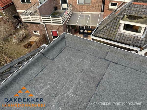 Overzicht plat dak met dakgoot in woonwijk Raamsdonksveer Overzicht plat dak met dakgoot in woonwijk Raamsdonksveer