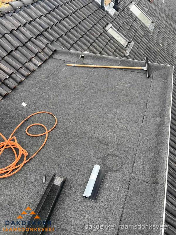 Plat dak reparatie met gereedschap en loodstroken in Raamsdonksveer Plat dak reparatie met gereedschap en loodstroken in Raamsdonksveer