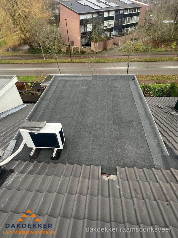 Plat dak inspectie met bitumen bedekking naast schuin pannendak in Raamsdonksveer Plat dak inspectie met bitumen bedekking naast schuin pannendak in Raamsdonksveer