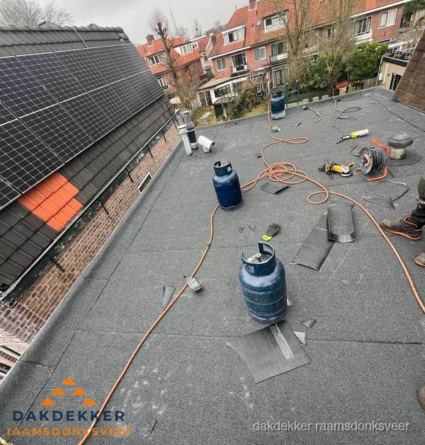 Daklekkage repareren met brandgereedschap op plat dak in Raamsdonksveer Daklekkage repareren met brandgereedschap op plat dak in Raamsdonksveer
