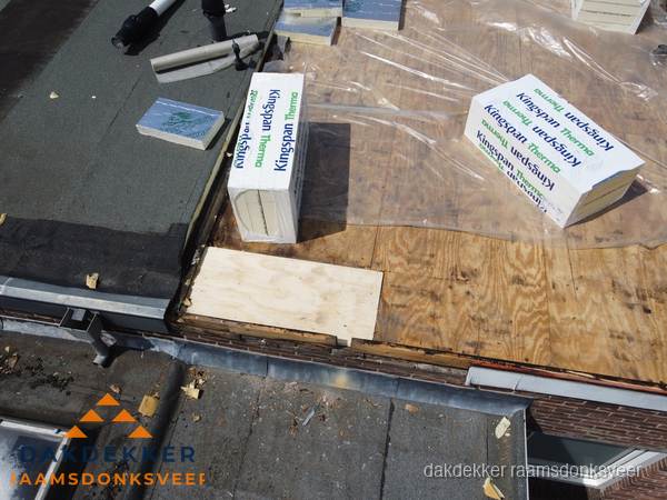 Plat dak isolatie met Kingspan isolatieplaten tijdens renovatie in Raamsdonksveer Plat dak isolatie met Kingspan isolatieplaten tijdens renovatie in Raamsdonksveer