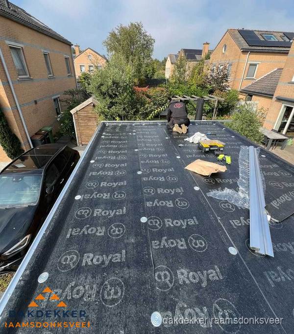 Dakdekker aan het werk op plat dak renovatie in Raamsdonksveer Dakdekker aan het werk op plat dak renovatie in Raamsdonksveer