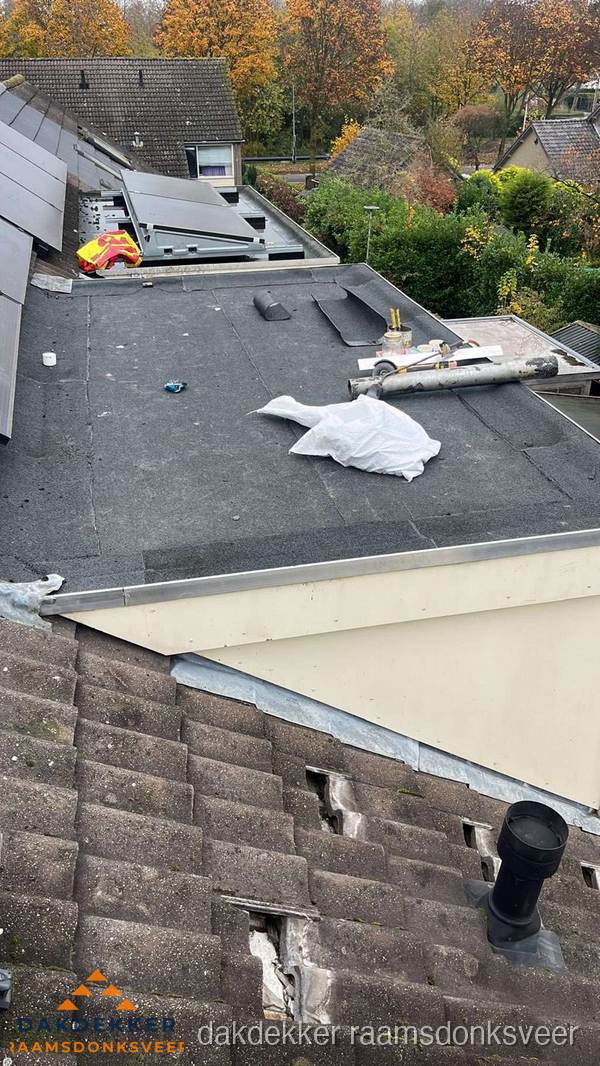 Beschadigde dakbedekking op plat dak voor reparatie in Raamsdonksveer Beschadigde dakbedekking op plat dak voor reparatie in Raamsdonksveer