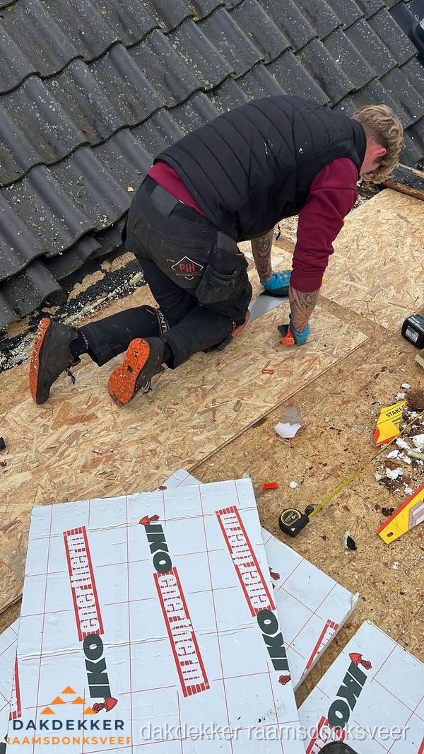 Dakdekker plaatst PIR-isolatieplaten op plat dak in Raamsdonksveer Dakdekker plaatst PIR-isolatieplaten op plat dak in Raamsdonksveer