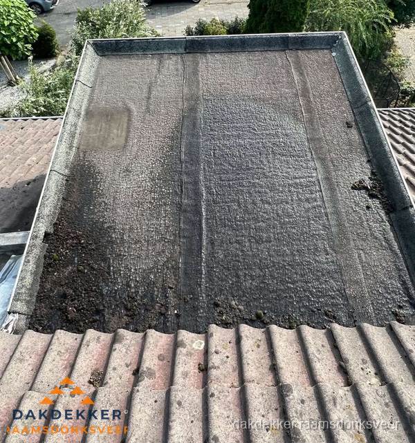Verouderd plat dak met bitumen en slijtage voor lekkage inspectie in Raamsdonksveer Verouderd plat dak met bitumen en slijtage voor lekkage inspectie in Raamsdonksveer