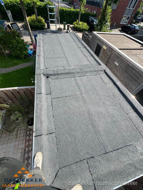 Bitumen plat dak rijtjeswoning vanuit dakdekker perspectief in Raamsdonksveer Bitumen plat dak rijtjeswoning vanuit dakdekker perspectief in Raamsdonksveer