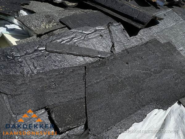 Verwijderd oud bitumen dakleer klaar voor vervanging in Raamsdonksveer Verwijderd oud bitumen dakleer klaar voor vervanging in Raamsdonksveer