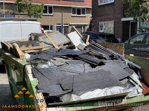 Afvalcontainer met gesloopt dakmateriaal tijdens dakkapel renovatie in Raamsdonksveer Afvalcontainer met gesloopt dakmateriaal tijdens dakkapel renovatie in Raamsdonksveer