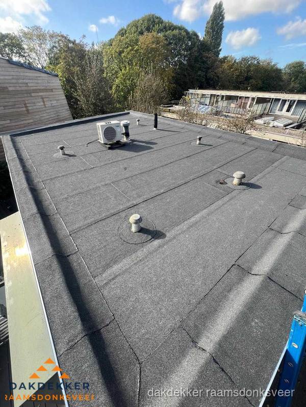 Kosten dakdekker: afgewerkt plat bedrijfsdak met bitumen in Raamsdonksveer Kosten dakdekker: afgewerkt plat bedrijfsdak met bitumen in Raamsdonksveer
